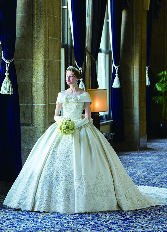 気品は、静かに語る——ロイヤルクラシックの極み。 肩を包み込むケープデザ