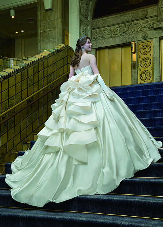 視線を独占する、アートのようなバックスタイル。優雅な光沢を放つサテン