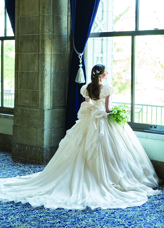 少女の夢を、大人の美しさで叶えるドレス。ふんわりパフスリーブに